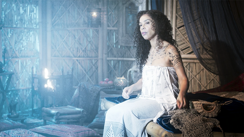 Siuan sits in the literal light of Moiraine's glow
