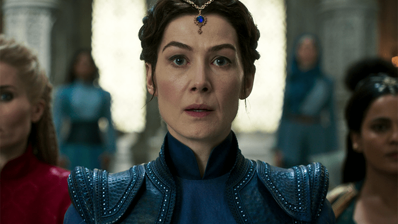 Moiraine in a blue dress with a sapphire pendant