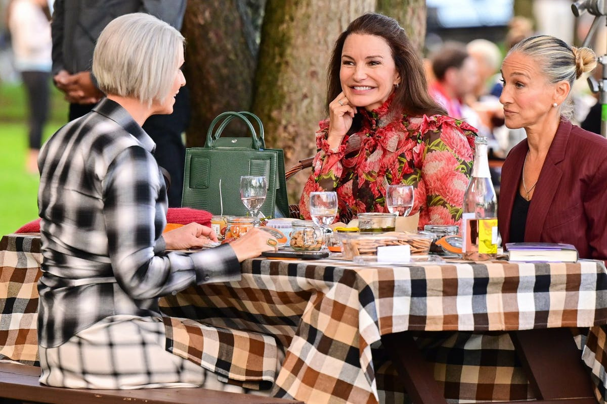 Carrie, Miranda, and Charlotte have a picnic