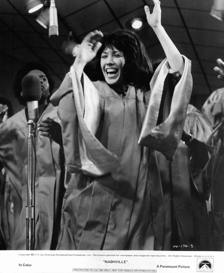 Lily Tomlin singing a gospel song in a scene from the film 'Nashville', 1975. (Photo by Paramount/Getty Images)