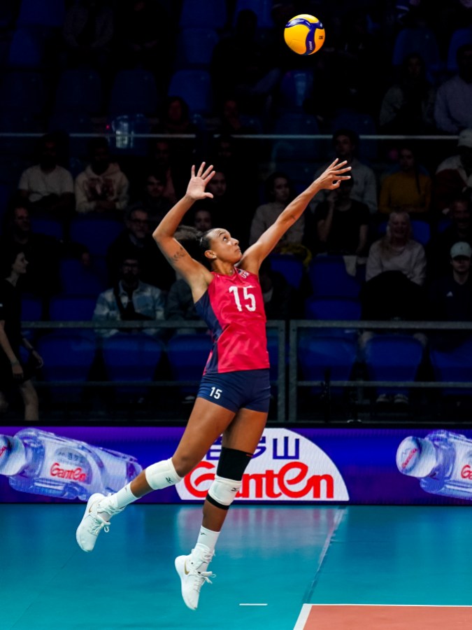 ARNHEM, NETHERLANDS - SEPTEMBER 26: Haleigh Washington of the United States serves during the Pool C Phase 1 match between United States and Canada on Day 4 of the FIVB Volleyball Womens World Championship 2022 at the Gelredome on September 26, 2022 in Arnhem, Netherlands (Photo by Rene Nijhuis/Orange Pictures/BSR Agency/Getty Images)