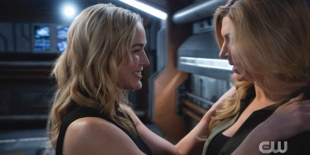 Legends of Tomorrow Avalance: Bisexual Sara pushes lesbian Ava against a wall in a gay way before kissing her