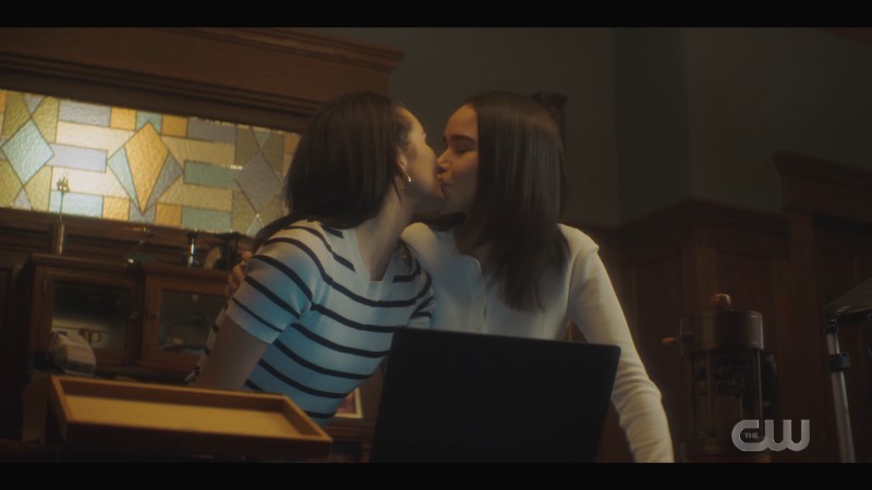 Nancy Drew bess and addy kiss