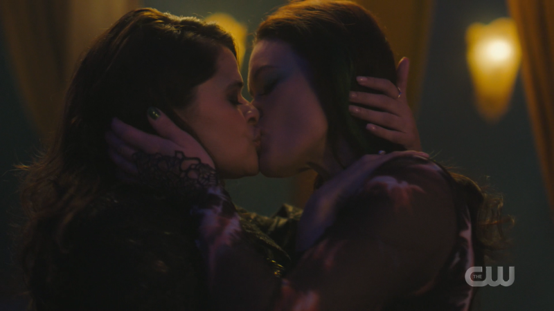 Screenshot from Charmed: Mel kisses a witchy woman 
