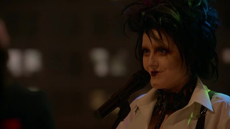 Kelly, dressed as Edward Scissorhands, performs karaoke. Creepily.
