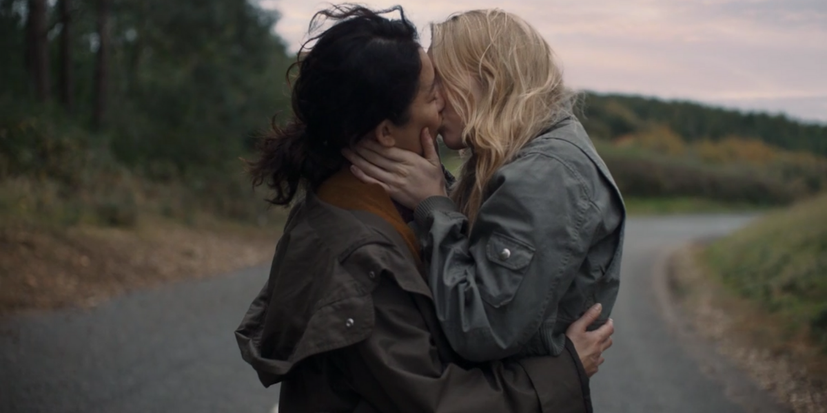 Eve and Villanelle kiss in the middle of the street in the Killing Eve finale.