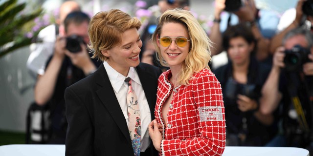 CANNES, FRANCE - MAY 24: Actress Lea Seydoux (L) and actress Kristen Stewart attend the photocall for "Crimes Of The Future" during the 75th annual Cannes film festival at Palais des Festivals on May 24, 2022 in Cannes, France