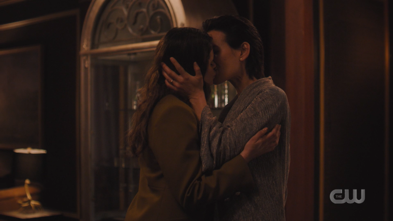 Charmed: Foxie and Mel kiss goodbye