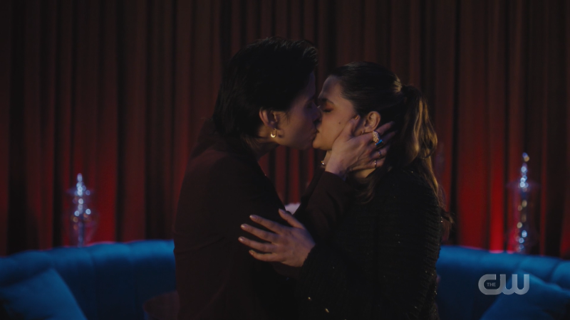 Charmed: Roxy and Mel kiss in the bar