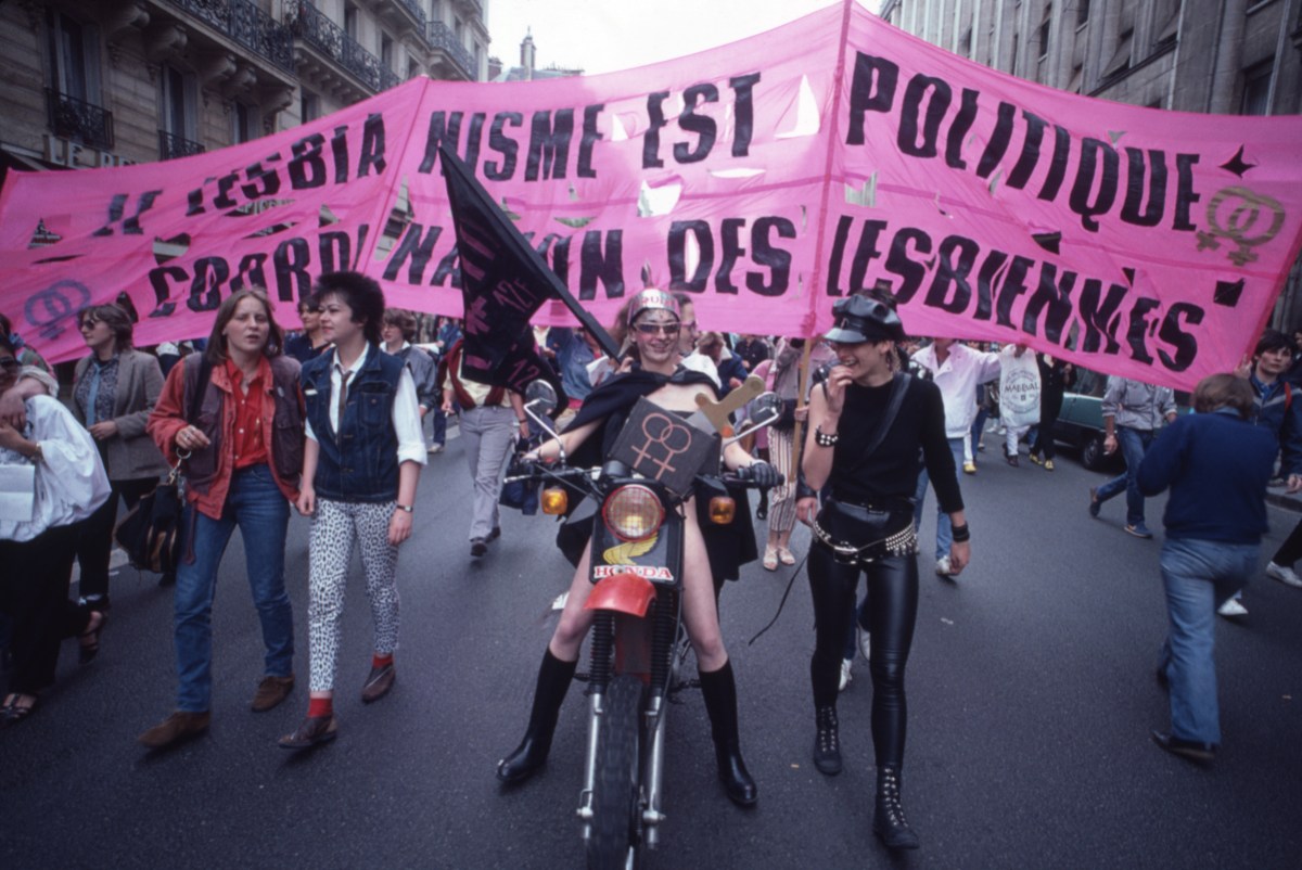 In French: Femmes lesbiennes dans le défilé de la Gay Pride à Paris (lesbians march at the Pride parade in Paris)