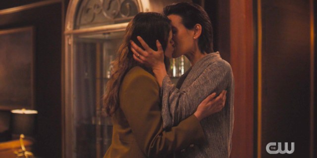 Charmed: Foxie and Mel kiss goodbye