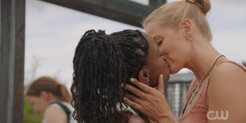 Roswell New Mexico: Isobel kisses Anatsa