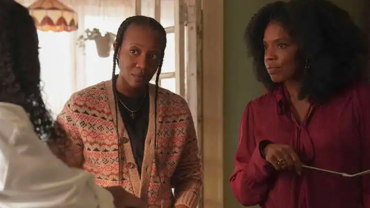 Our Lesbian Moms Are Back For The Chi Season 5