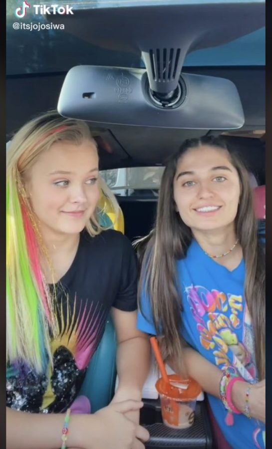 jojo and avery in the car together doing a video