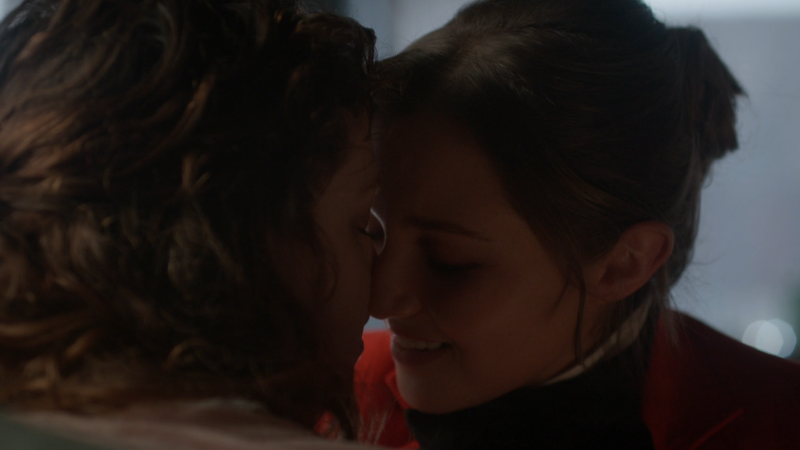 Vampire Academy: Mia smiles into a kiss with Meredith 