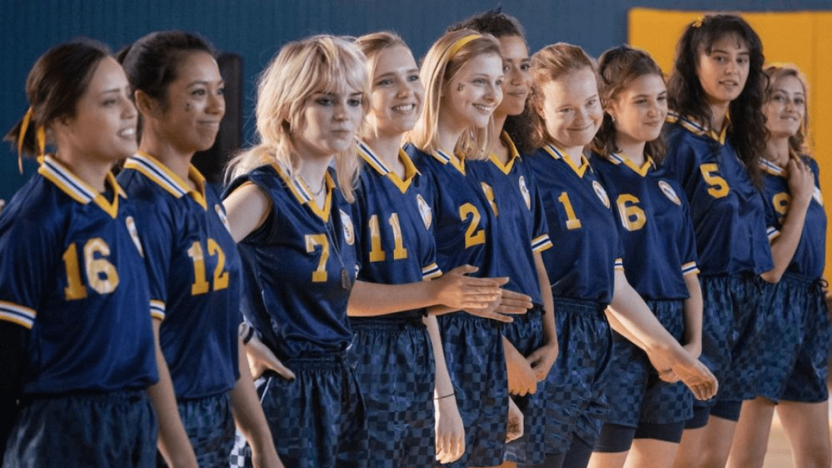 How to DIY a "Yellowjackets" Halloween Costume Autostraddle