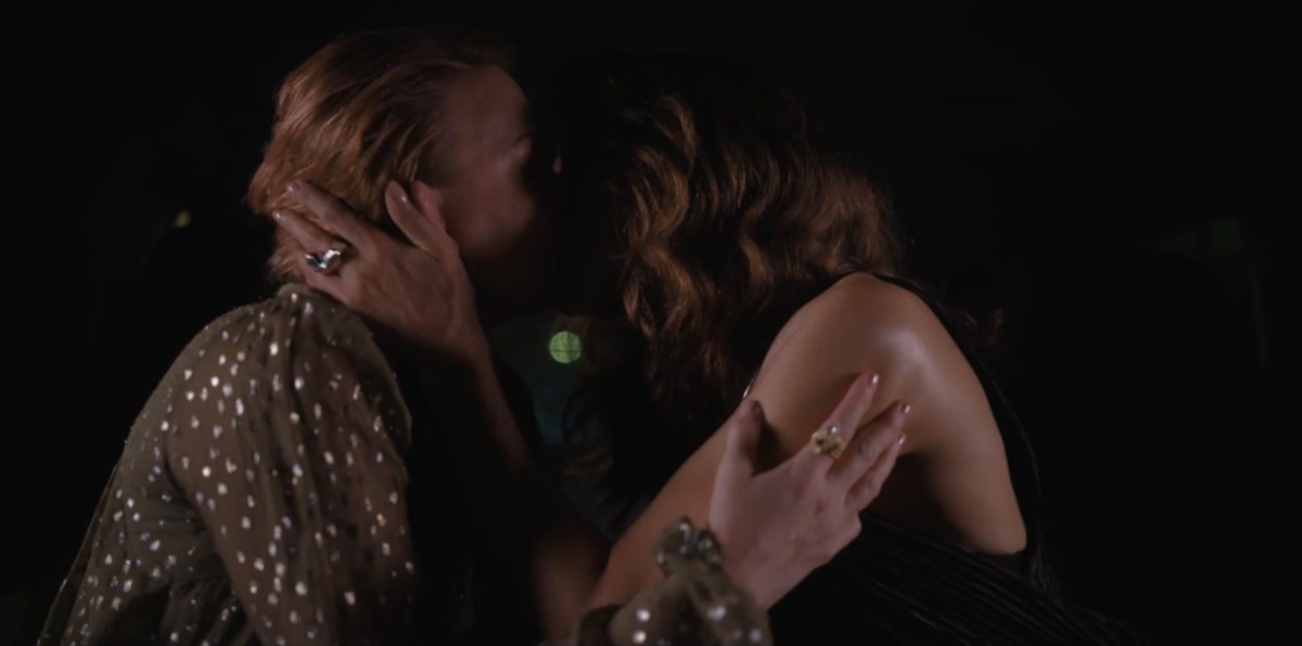 bette and tina kissing in the car