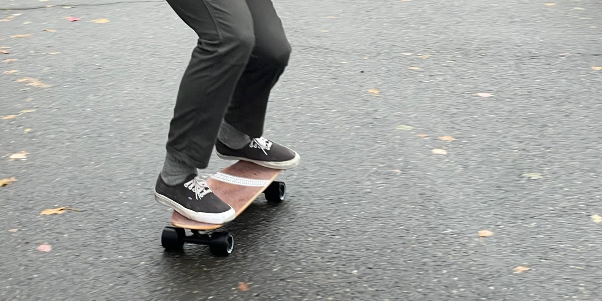 Abenis feet on a skateboard