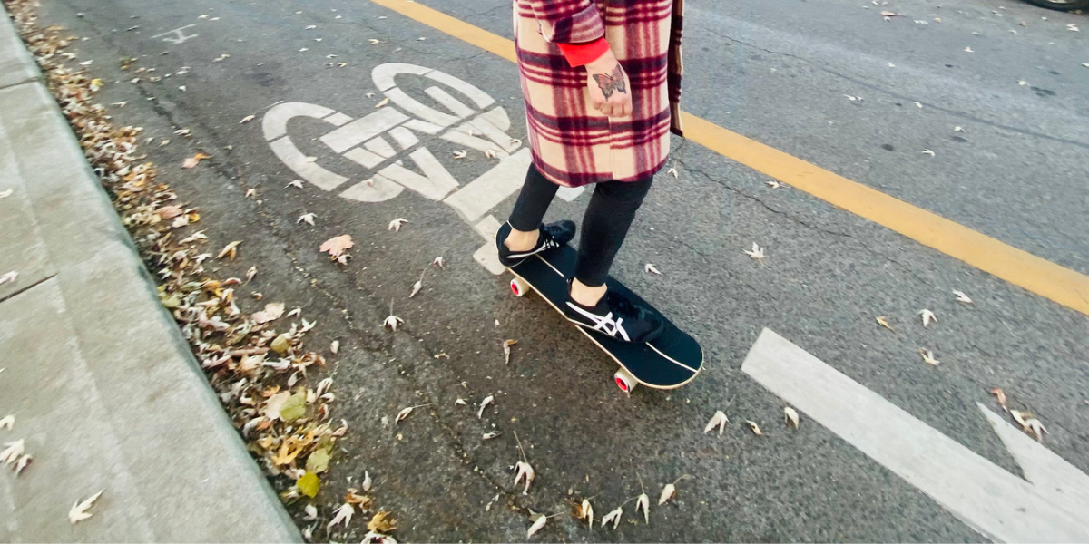 Nikos feet on a skateboard