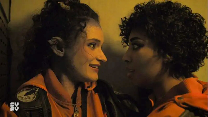 Vagrant Queen: Amae and Elida gaze into each other's eyes