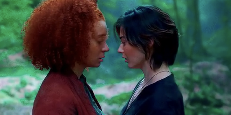 Kit and Jade stare at each other's lips on Willow