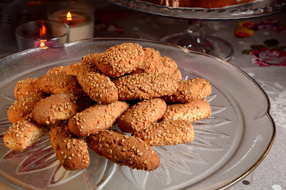 A bunch of sesame cookies on a platter
