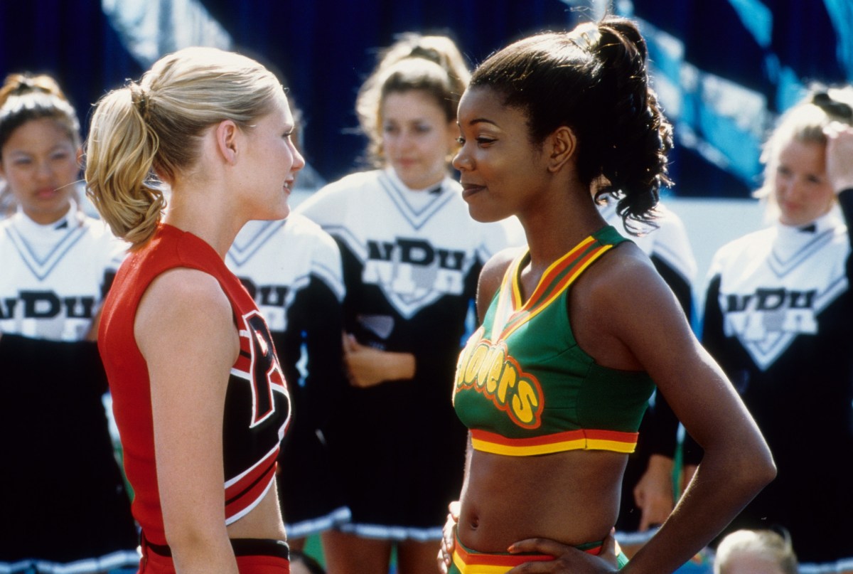 Kirsten Dunst and Gabrielle Union in Bring It On in their cheeerleading uniforms