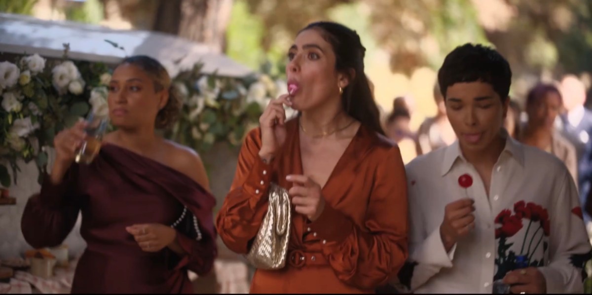Dani sucking on her lollipop with Roxy and Sophie