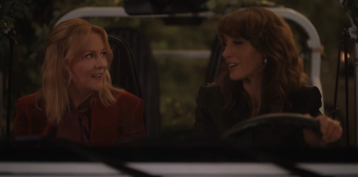 bette talking to Tina in the golf cart