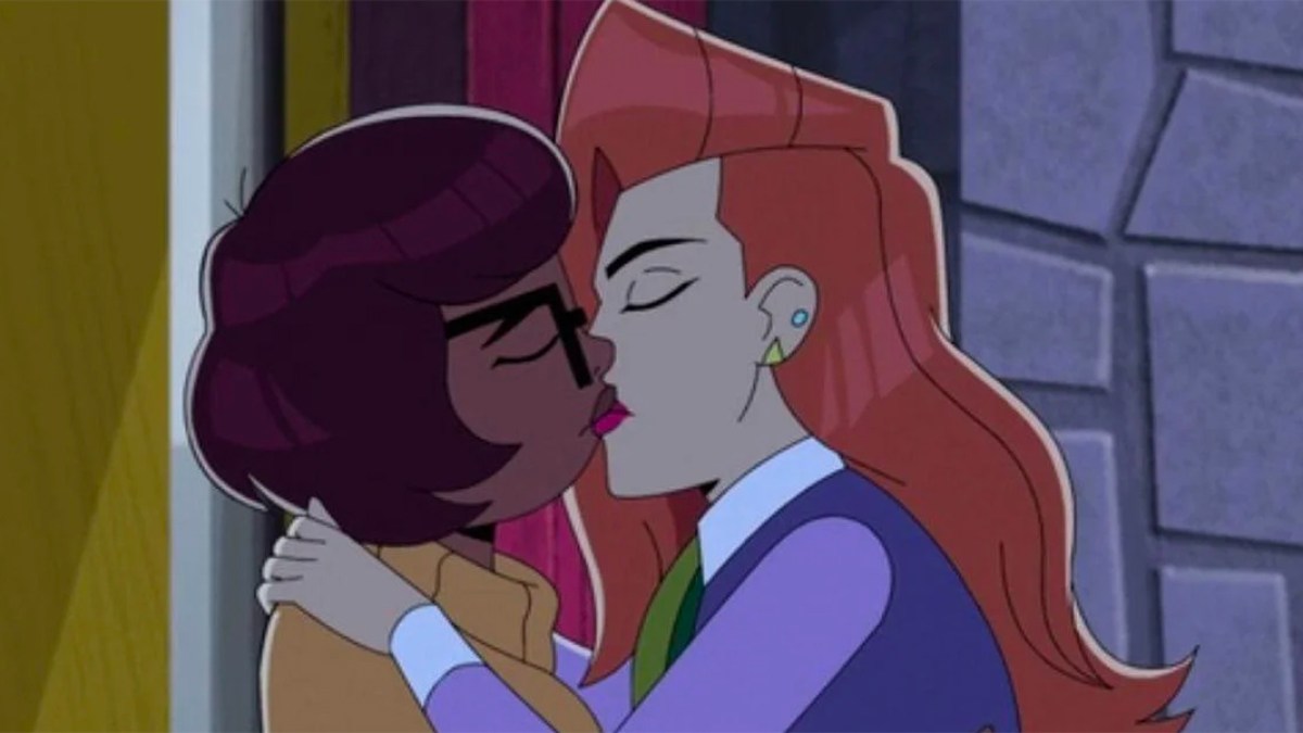 Find Out Why Sarah Michelle Gellar's Kiss With Velma-Daphne Was