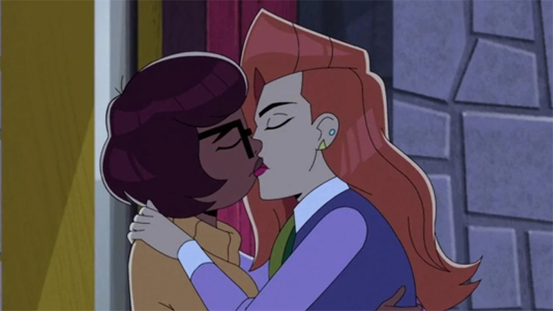 Velma and Daphne kiss