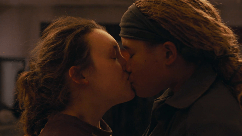 The Last of Us: Ellie and Riley kiss in the mall