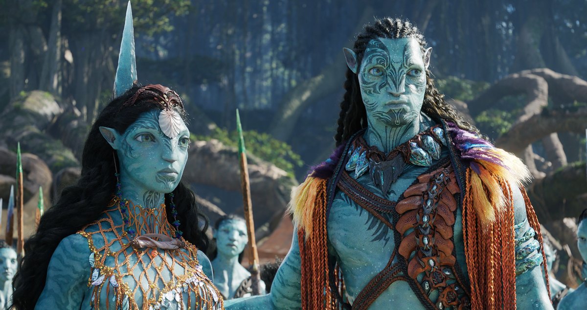 (L-R): Ronal (Kate Winslet), Tonowari (Cliff Curtis), and the Metkayina clan in 20th Century Studios' AVATAR: THE WAY OF WATER. Photo courtesy of 20th Century Studios. © 2022 20th Century Studios. All Rights Reserved.