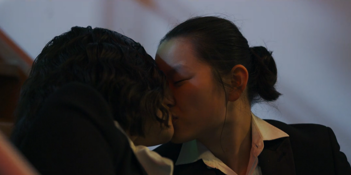 Lily and Vivian kiss on the show Wreck