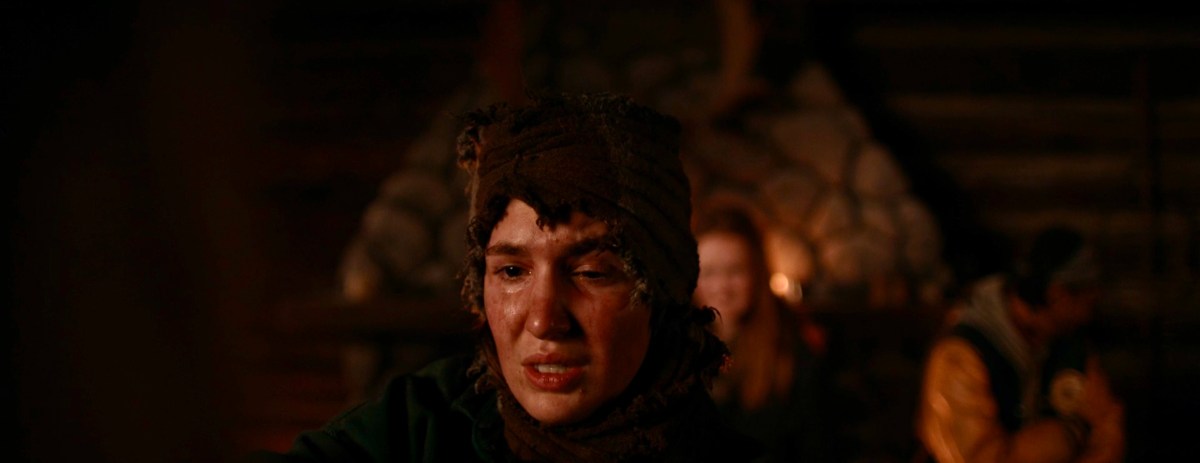Shauna has the antlers behind her head in Yellowjackets 208