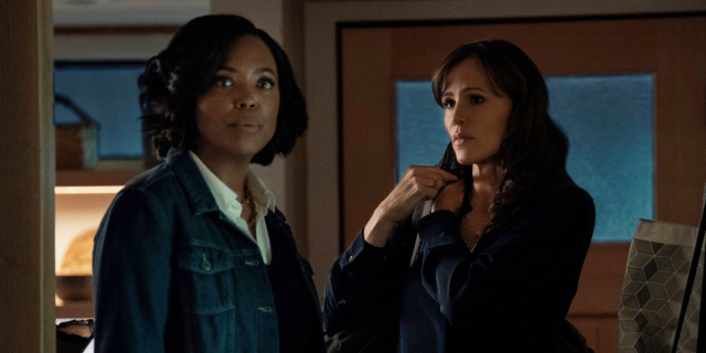 Aisha Tyler and Jennifer Garner as Jules and Hannah in The Last Thing He Told Me
