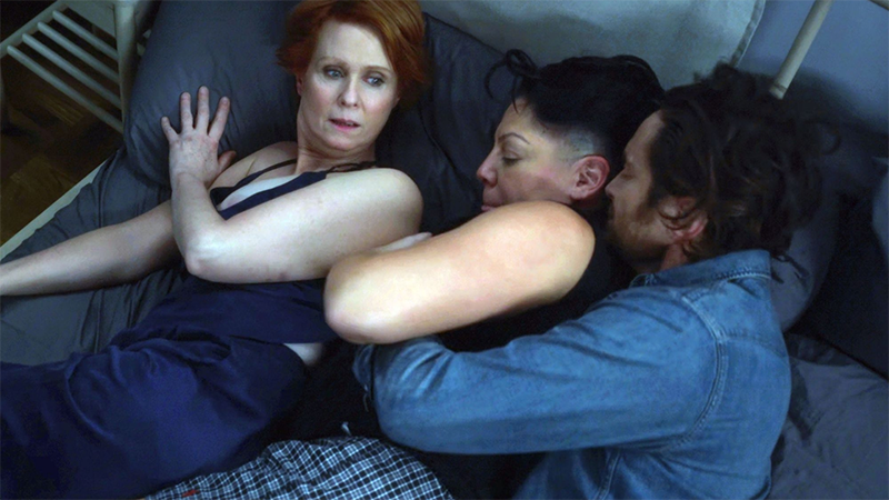 Lyle, Che, and Miranda accidentally start up a threesome. 