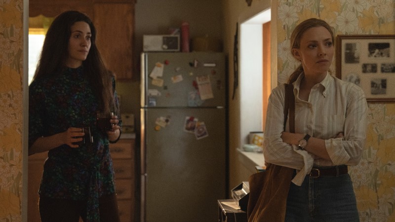 The Crowded Room: Candy (Emmy Rossum) and Rya (Amanda Seyfried) stand in a kitchen