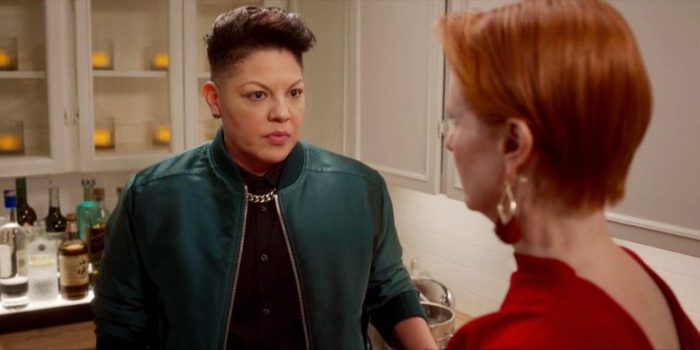 Sara Ramirez as Che looks serious as they talk to Miranda in Carrie's kitchen.