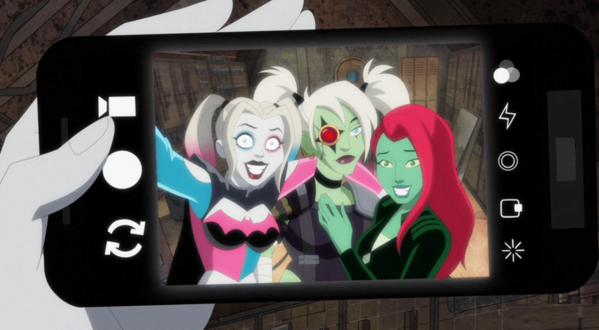 Harley and Ivy take a selfie with their daughter