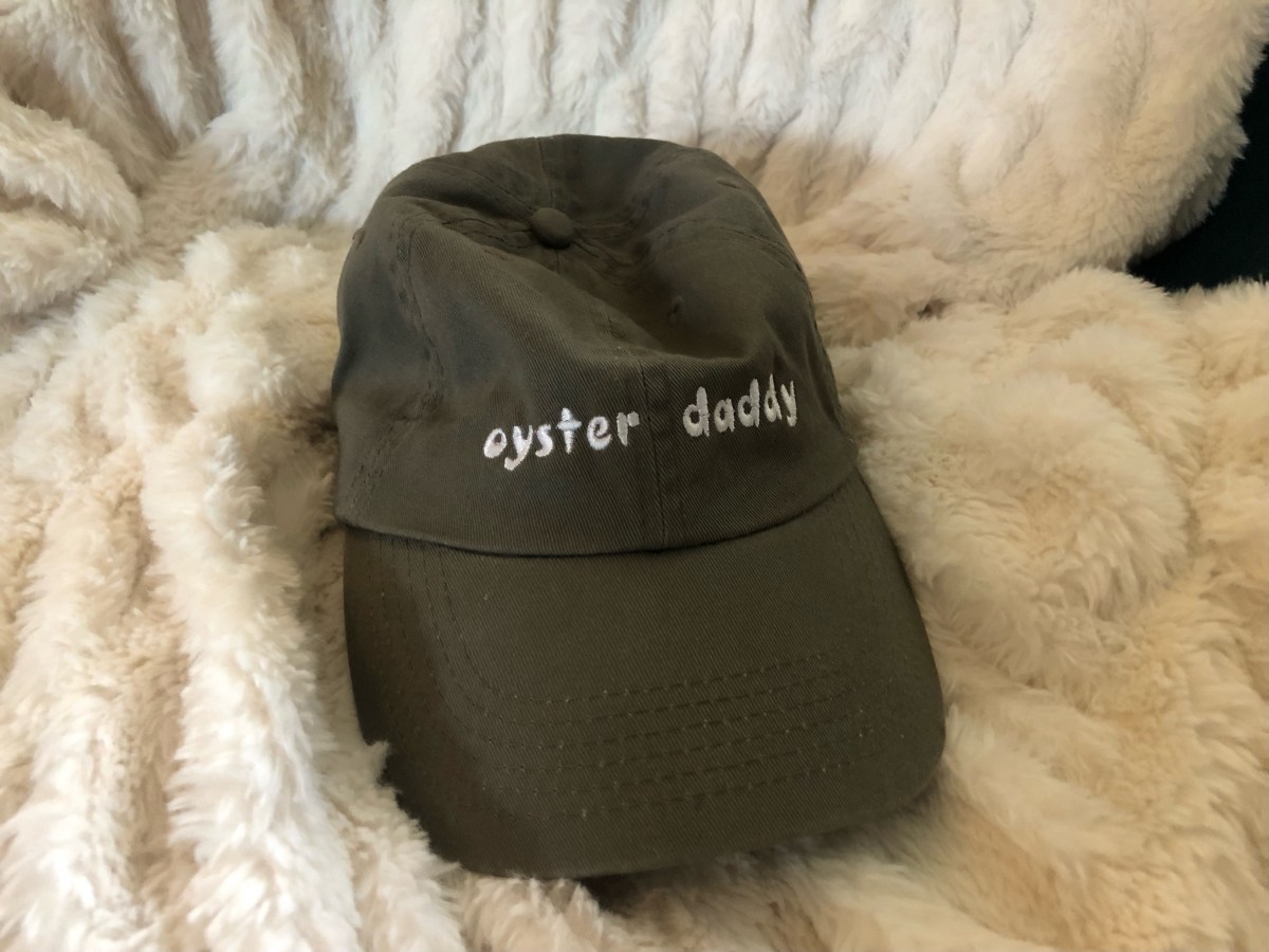 a gray hat that says oyster daddy