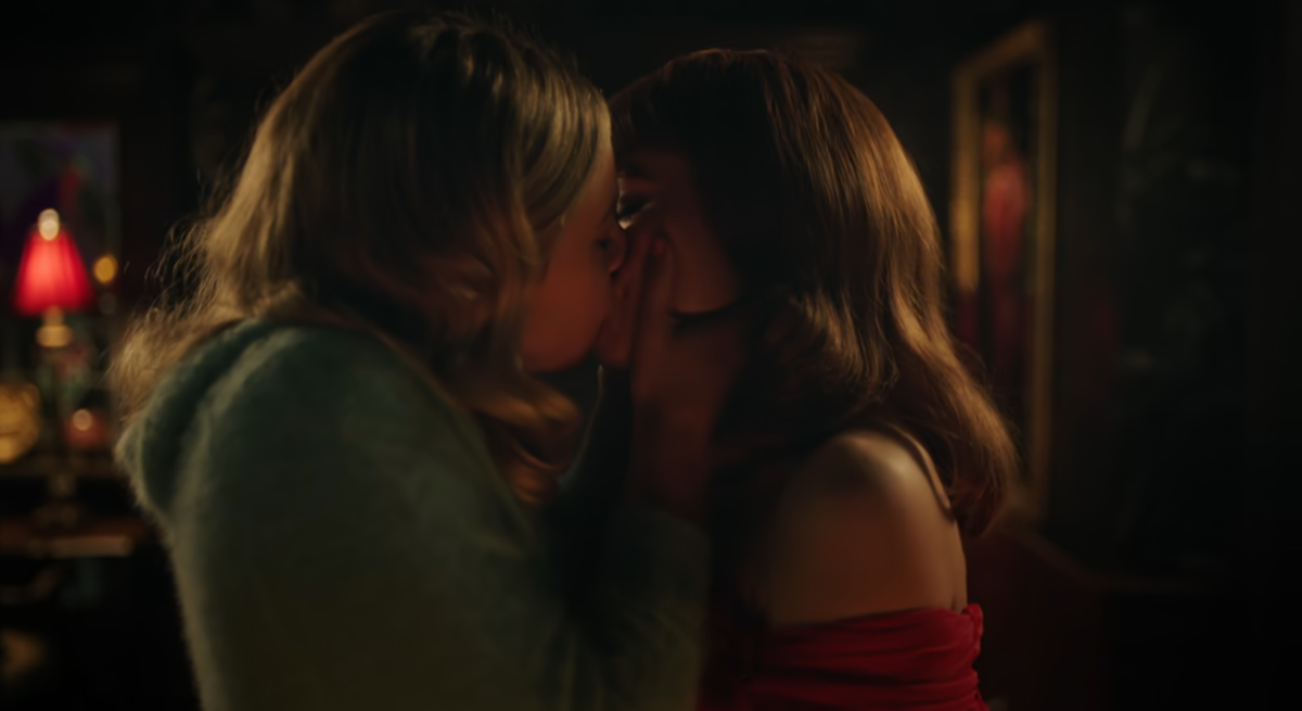 Betty and Cheryl kiss in Riverdale