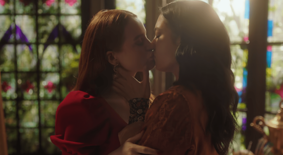 Cheryl kisses Minerva in Riverdale