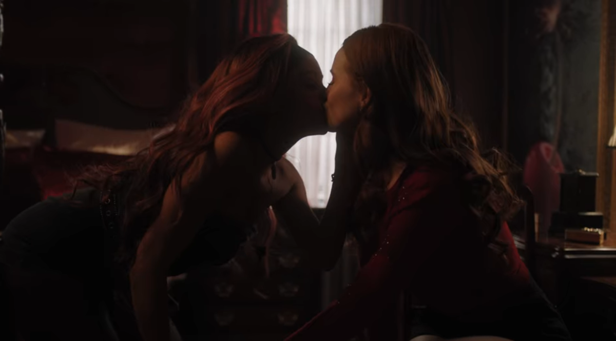 Toni and Cheryl kiss in Riverdale