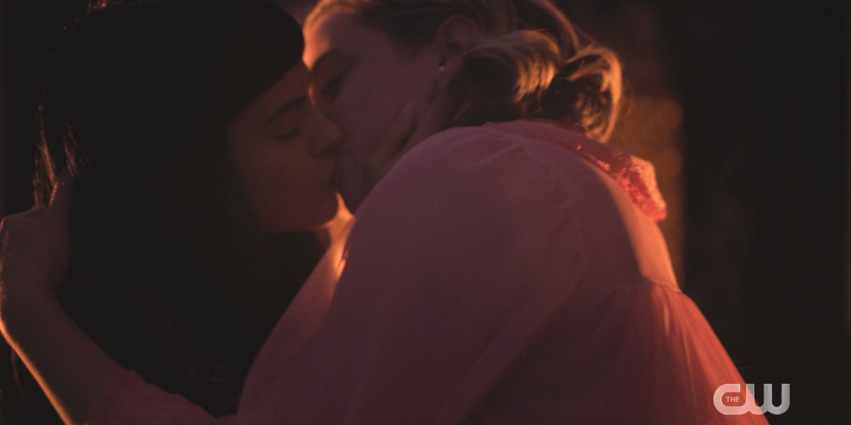 Veronica and Betty kissing in Riverdale
