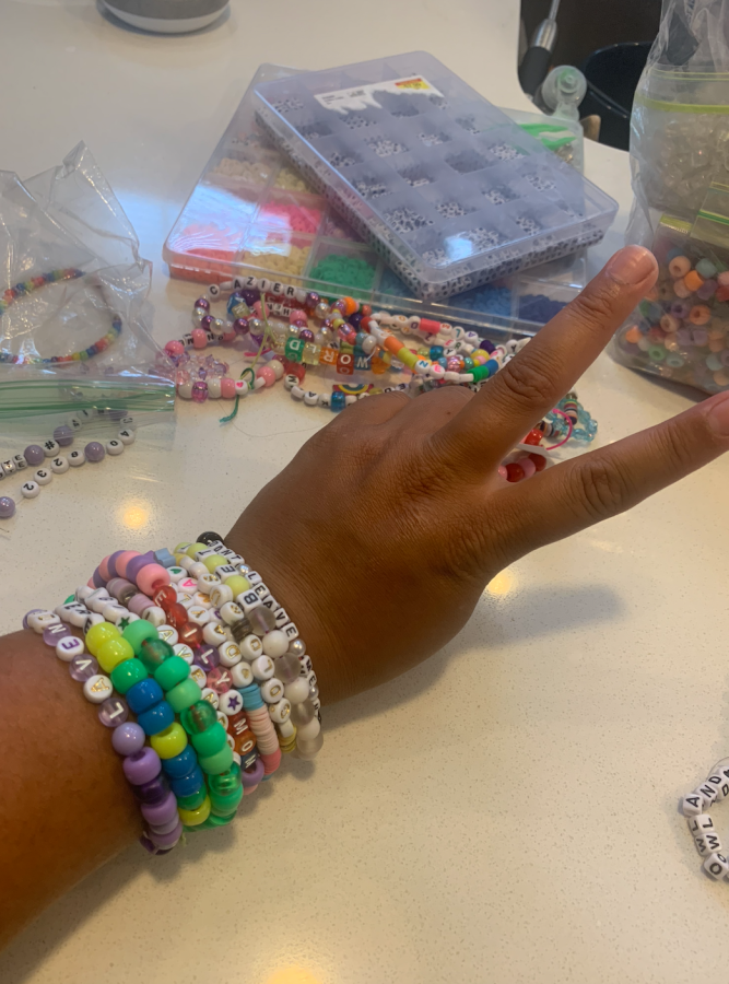 HOW TO BE A VSCO GIRL  Pony bead bracelets, Beaded bracelets