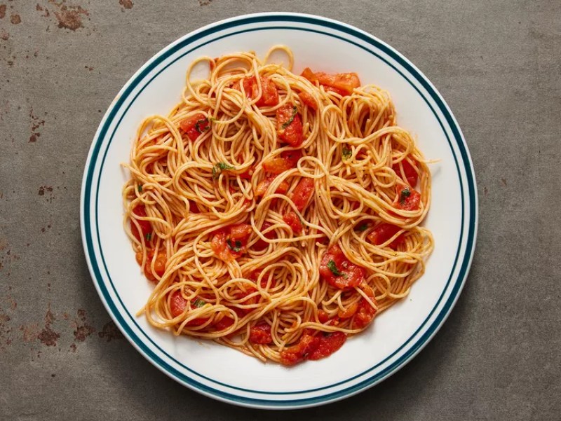 a plate of spaghetti and tomatoes