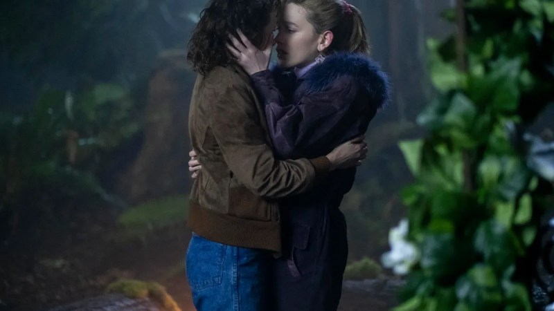 Dani and Jamie kiss in the greenhouse in The Haunting of Bly Manor
