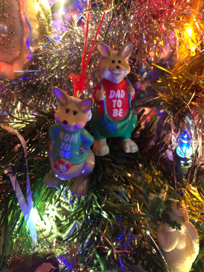 two kangaroo ornaments wearing shirts that say MOM TO BE and DAD TO BE