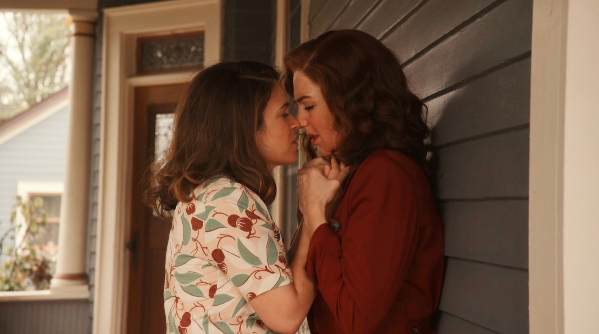 Sexy lesbian screenshots: Abbi Jacobson and D'arcy Carden kiss against the outside of a house.